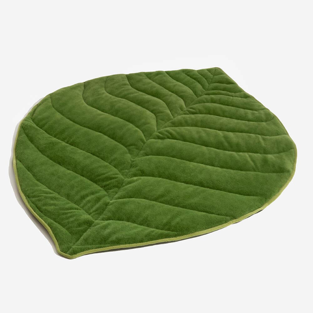 The Leaf Collector - Plush Leaf-Shaped Washable Dog Mat