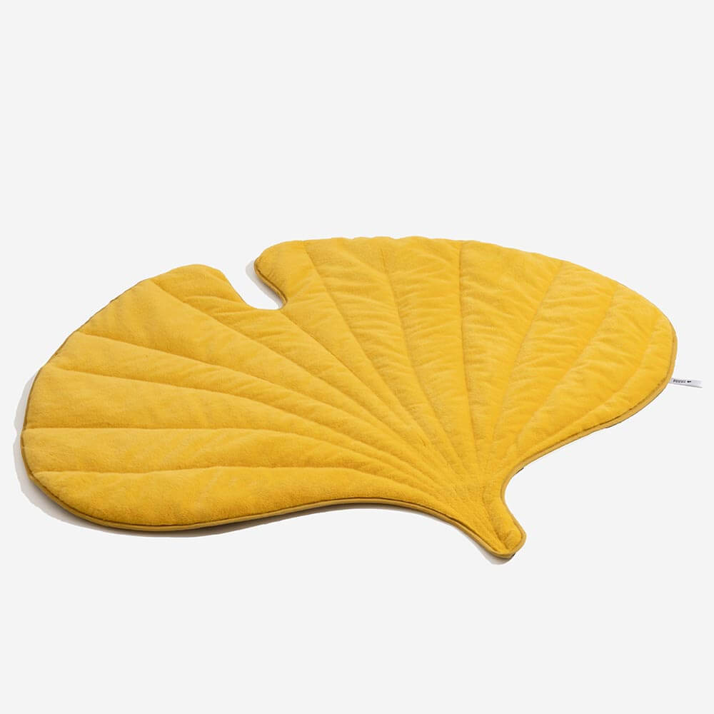 The Leaf Collector - Plush Leaf-Shaped Washable Dog Mat